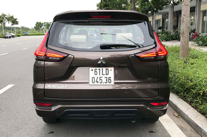 Mitsubishi Xpander ấn tượng mạnh với những đường nét thể thao, góc cạnh sắc sảo, nổi khối trên toàn thân xe. Phía sau, đèn đuôi và đèn phanh chữ L tách rời, cụm đèn hậu tích hợp công nghệ đèn LED. Gầm xe cũng thiết kế ấn tượng với cản sau lớn, ống xả giấu phía dưới gầm.