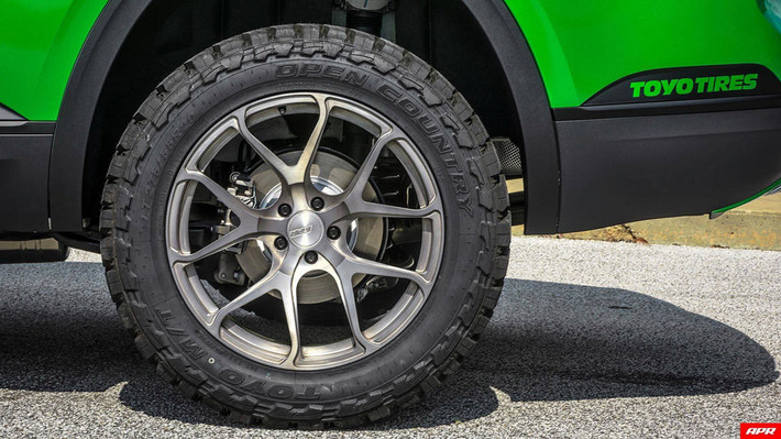 Bản độ Volkswagen Atlas trang bị bộ mâm đúc kích thước 20 x 9 inch cùng lốp xe Toyo Open Country M / T. Hệ thống phanh đĩa với kẹp phanh 6 piston giúp chiếc SUV lớn đạt hiệu suất phanh tốt hơn.