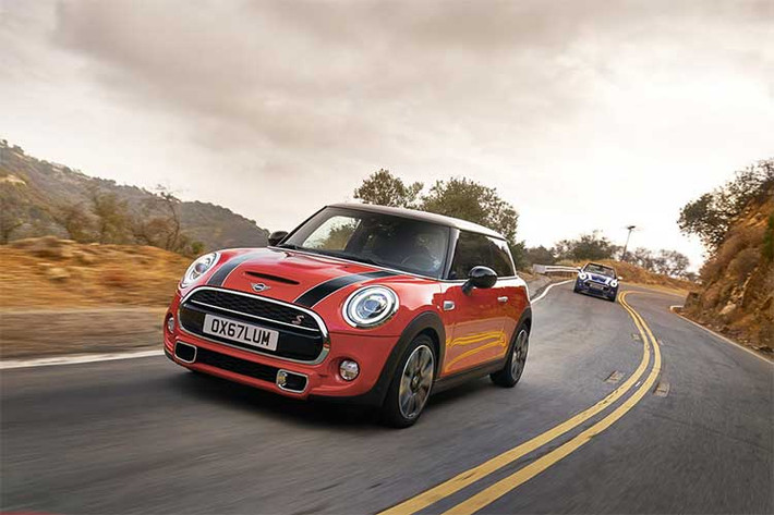 Ngoài hộp số sàn 6 cấp, các phiên bản MINI One, MINI Cooper, MINI Cooper S và MINI Cooper D còn có thêm lựa chọn hộp số ly hợp kép 7 cấp Steptronic mới. Bản MINI Cooper SD được trang bị sẵn hộp số tự động 8 cấp Steptronic. Về công nghệ, hệ thống MINI Connected sẽ cung cấp thông tin giao thông thời gian thực cho người lái, các thông tin về tin tức, thời tiết và thậm chí là cả giá nhiên liệu địa phương.
