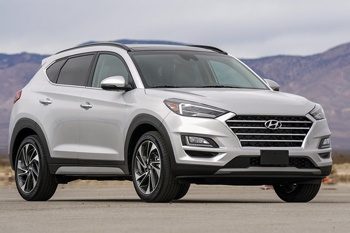 Hyundai cũng đã bổ sung lưới tản nhiệt hình thang cải tiến với những đường viền sắc sảo hơn phiên bản cũ cho Tucson 2019. Bên cạnh đó, lưới tản nhiệt còn đi kèm 4 thanh ngang thay vì 3 như trước. Cụm đèn pha cũng mang thiết kế góc cạnh hơn và đi kèm dải đèn LED định vị ban ngày.