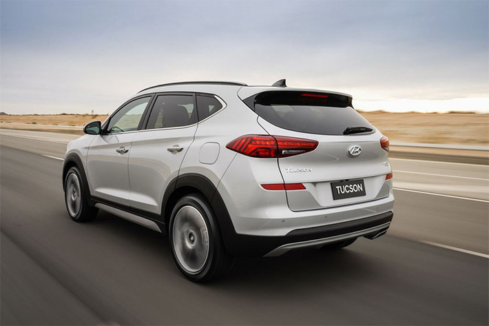So với đầu xe, phần đuôi xe có ít sự thay đổi hơn. Hãng xe ôtô Hyundai chỉ cải tiến thiết kế của cụm đèn hậu cho mượt mà hơn. Bộ la-zăng mới tái thiết kế với kiểu dáng hình xoắn ốc kích cỡ 18 inch, năng động hơn.