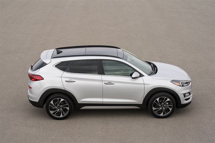 Ở phiên bản nâng cấp mới này, mẫu xe Hyundai Tucson 2019 sở hữu thiết kế theo phong cách tương tự người anh em cỡ lớn hơn SantaFe thế hệ mới. Ngoài ra, xe còn đi kèm nội thất cải tiến toàn diện và nhiều công nghệ hỗ trợ người lái hơn so với phiên bản trước đây.
