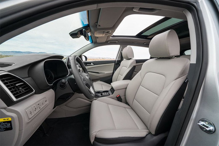 Giống như hầu hết xe mới ngày nay, Hyundai Tucson 2019 cũng được trang bị nhiều công nghệ an toàn như hỗ trợ tránh va chạm phía trước với tính năng phát hiện người đi bộ, hỗ trợ giữ làn đường, hỗ trợ đèn pha, cần gạt cảm biến mưa, hệ thống quan sát toàn cảnh, kiểm soát hành trình và cảnh báo ngủ gật cho người lái.