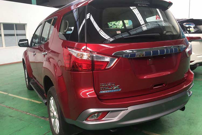 Isuzu Mu-X bản nâng cấp 2018 sở hữu chiều dài trục cơ sở 2.845 mm và khoảng sáng gầm 230 mm. Những thay đổi ở ngoại thất đáng chú ý bao gồm: Bộ cản trước/sau, đèn sương mù và cụm lưới tản. Mâm xe 6 chấu kép có kích thước 18 inch và một cánh gió phía sau gắn liền vào nóc.