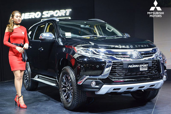 So với phiên bản tiêu chuẩn đang bán ra thị trường, Mitsubishi Pajero Sport Rockford Fosgate 2018 có thiết kế ngoại thất trông thể thao hơn. Để làm được điều đó, hãng Mitsubishi đã bổ sung tấm ốp bằng kim loại bên dưới cản va trước/sau tiêu chuẩn. Đây vốn là những trang bị tùy chọn dành cho Mitsubishi Pajero Sport bản tiêu chuẩn.