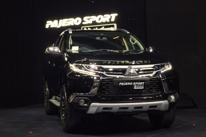Ngoài ra, trên phiên bản đặc biệt của mẫu SUV 7 chỗ vừa ra mắt tại Indonesia này, nó còn đi kèm logo "Pajero Sport" trên nắp capô, bộ vành hợp kim 18 inch phối 2 màu dành riêng và ống xả khác biệt.