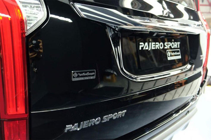Ở cửa cốp và vỏ bọc lốp dự phòng phía sau của chiếc Mitsubishi Pajero Sport mới này đều có dòng chữ "Rockford Fosgate Limited Edition" như dấu hiệu nhận biết cho phiên bản đặc biệt giới hạn.