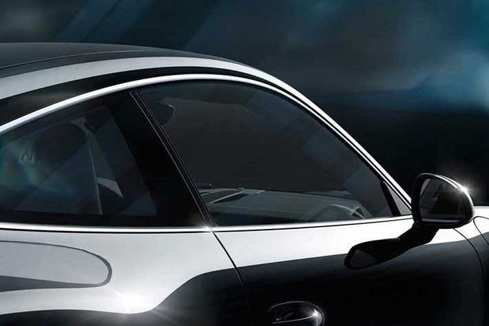 Các dòng xe đều được trang bị gương chiếu hậu bên trong chống chói tự động, cảm biến mưa, kiểm soát hành trình và vô-lăng thể thao Sport Design.