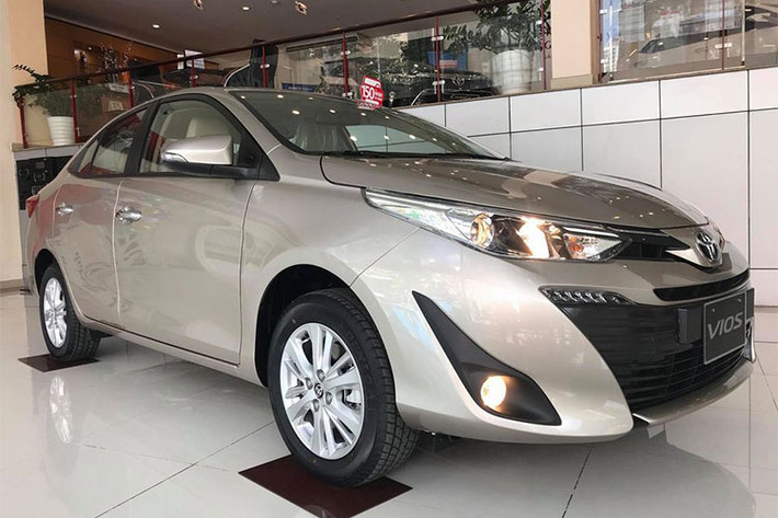 Xe có tổng cộng 3 phiên bản, gồm E MT, E CVT và G CVT với giá bán lần lượt là 531 triệu đồng, 569 triệu đồng và 606 triệu đồng. Bên cạnh đó là phiên bản Vios Limo có giá 525 triệu đồng dành cho nhóm khách hàng kinh doanh dịch vụ. Bản TRD vẫn chưa xuất hiện tại Việt Nam.