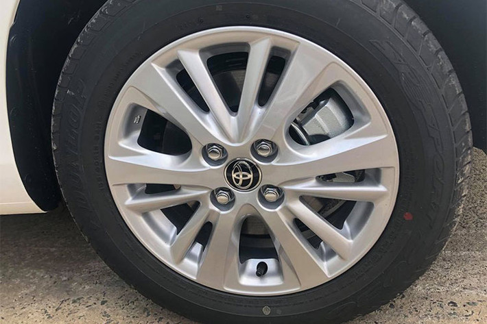 Trên phiên bản mới này, mâm xe hợp kim thiết kế dạng đa chấu có kích thước 15 inch và được sử dụng phanh đĩa ở cả 4 bánh. Trong khi bản E MT trang bị phanh tang trống đối với 2 bánh sau.