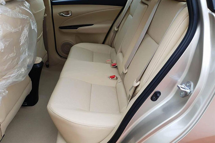 So với các đối thủ cùng phân khúc trên thị trường Việt Nam hiện nay, mẫu xe Toyota Vios 2018 vượt trội hơn Hyundai Accent khi có tựa tay, nhưng lại không có cửa gió điều hòa như Honda City. Ghế ngồi bọc da. Hàng ghế sau có thể gập lại để gia tăng không gian chứa đồ.