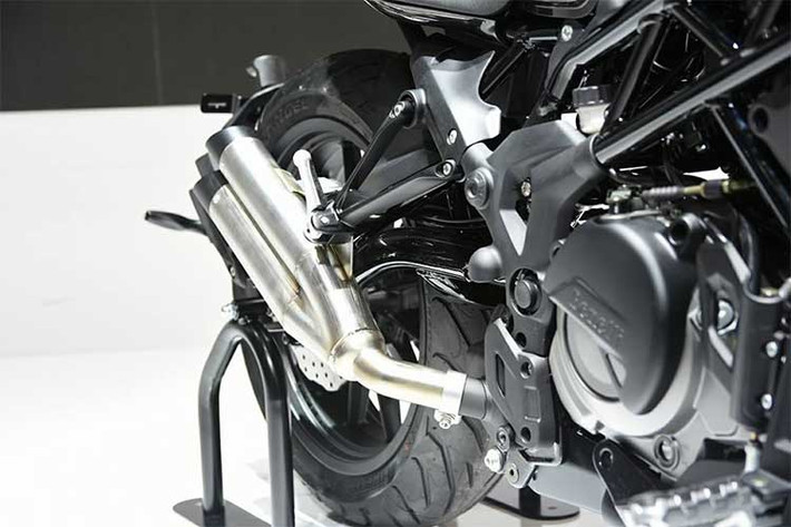 Khí thải của động cơ được dẫn ra cây pô 2 nòng với thiết kế khá ấn tượng ở phía sau được bọc một lớp mạ crom sáng bóng. Phần đuôi của 402S không chỉ được tích hợp đèn phanh mà còn có cả 2 đèn trang trí hai bên, trong khi xi-nhan chuyển xuống dưới pad biển số gắn bánh sau.