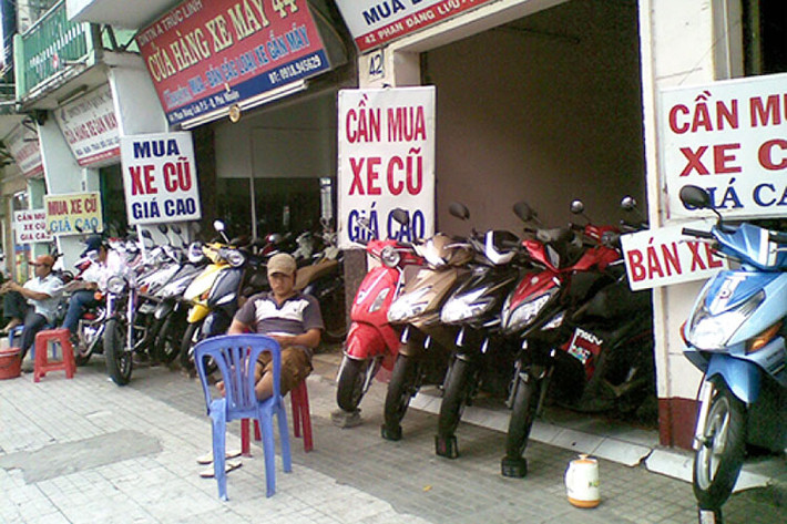 Nếu không chắc về kiến thức xe máy của mình, bạn hãy đem theo một người bạn có nhiều kiến thức hơn. Dân chơi xe với nhau luôn tôn trọng người có kiến thức và thường xuyên giúp đỡ nhau trong mọi công việc.