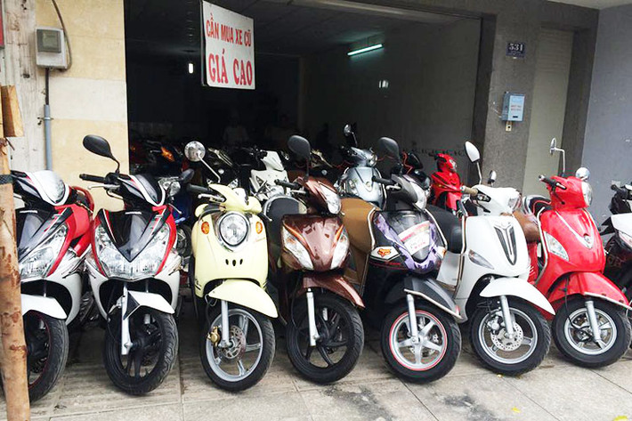 Đến đúng giờ, thái độ vừa phải, không lan man quá sang những chuyện khác bởi dù mình là người mua nhưng người bán vẫn có quyền lựa chọn… bán cho người khác. Nếu người bán nhất quyết muốn bán xe cho bạn thì hãy suy nghĩ kỹ lại nhé bởi một chiếc xe tốt luôn khiến người chủ tự hào. Và trong trường hợp người bán xe có “ sang chảnh” với bạn thì có thể tự an ủi rằng mình đang có cơ hội với một chiếc xe tốt.