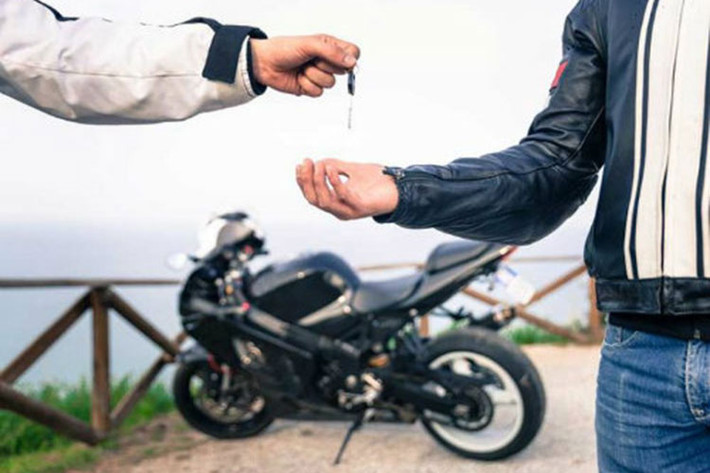 Đừng tỏ ra quá sốt sắng khi người bán kể lể về việc vô số người muốn mua chiếc xe rồi có người trả giá cao hơn. Nếu bán được người ta đã bán rồi không đến lượt bạn nên đừng nhận thêm áp lực. Bỏ ra một đống tiền mua xe máy cũ thì riêng áp lực của hai chữ “rủi ro” đã đủ làm bạn mệt rồi.