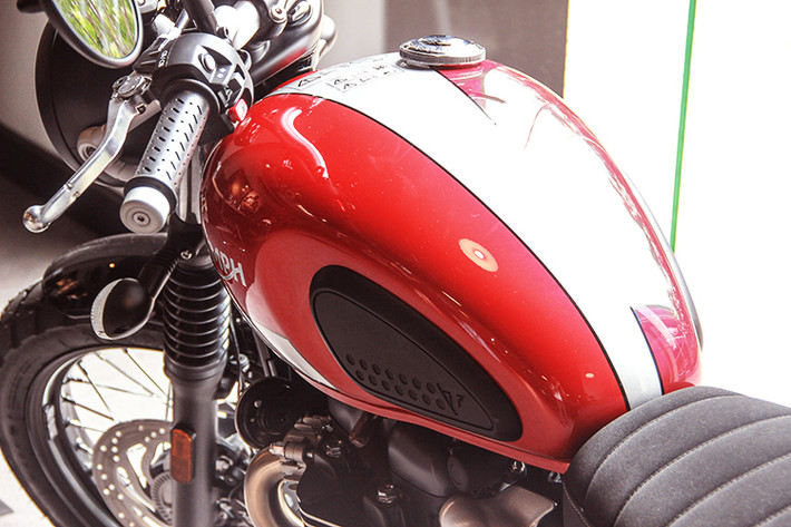 So với Street Twin, Street Scrambler có bình xăng mới với hai má cao su ốp và tem chữ Triumph nổi. Chiếc Street Scrambler tại Việt Nam có màu đỏ khá "ngầu". Phần lớn những chi tiết khác của xe được sơn màu đen hoặc pha trắng, khiến Street Scrambler càng trở nên cá tính hơn.
