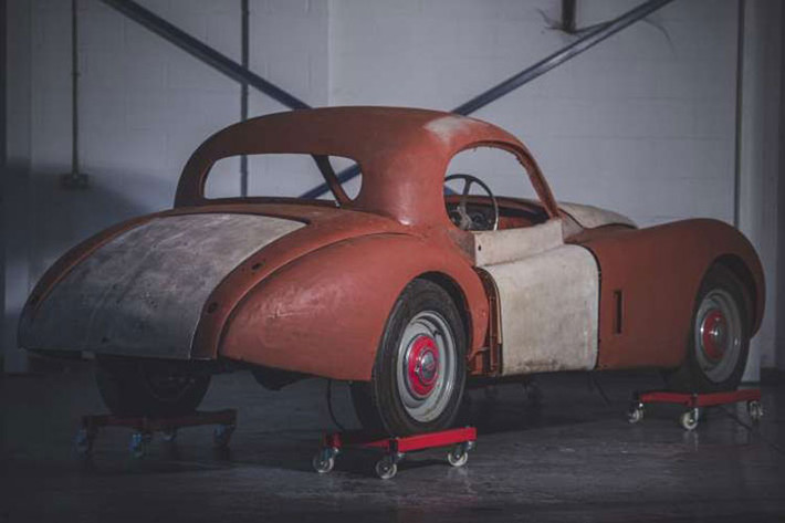 Đến nay, chiếc Jaguar XK120 đồng nát này mới được chủ nhân mang ra đấu giá. Công ty chịu trách nhiệm đấu giá chiếc xế cổ này có tên The Market. Theo xác nhận từ bộ phận chuyên xe cổ Jaguar Heritage của thương hiệu Anh quốc, chiếc xế này được sản xuất vào ngày 16/3/1954.