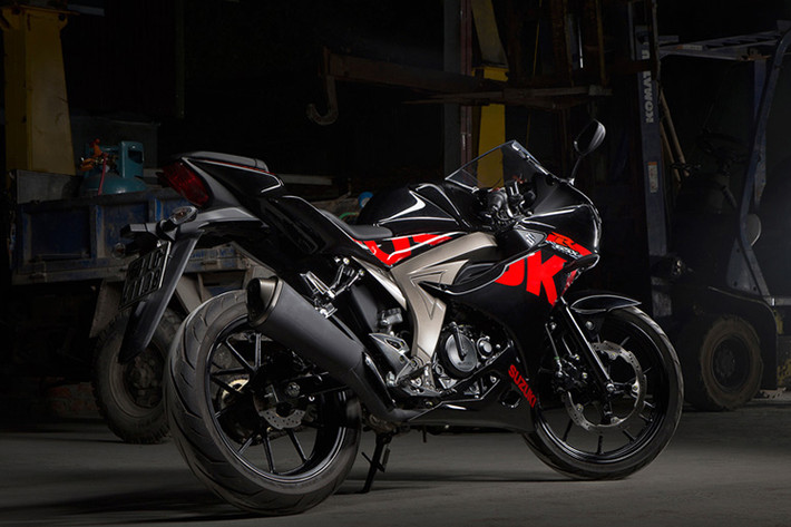 Là một mẫu xe hoàn toàn mới của Suzuki, GSX-R150 sở hữu thiết kế mang phong cách sportbike thuần chất với nhiều chi tiết chịu ảnh hưởng từ "đàn anh" GSX-R1000 thế hệ mới. Thậm chí so với GSX-R1000, GSX-R150 trông còn sắc sảo hơn. Kích thước và trọng lượng nhỏ khiến chiếc xe dễ dàng "xoay trở" đa dạng địa hình, đặc biệt tại các đô thị ở Việt Nam.