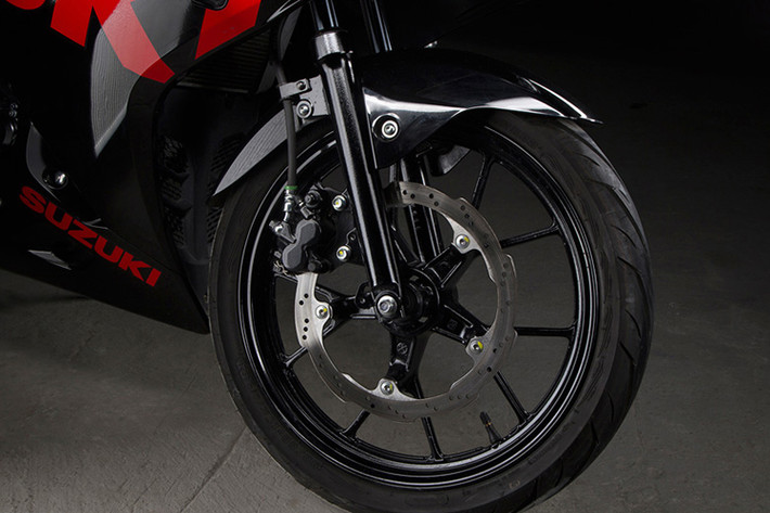 GSX-R150 được trang bị phuộc dạng ống lồng phía trước, cùng với mâm đúc có thiết kế dạng 5 cánh chữ Y đẹp mắt và lốp trước 90/80/17. Xe sử dụng phanh đĩa trước với heo 2 piston, nhưng không có hệ thống chống bó cứng phanh ABS như phiên bản GSX-R125 dành cho thị trường châu Âu.