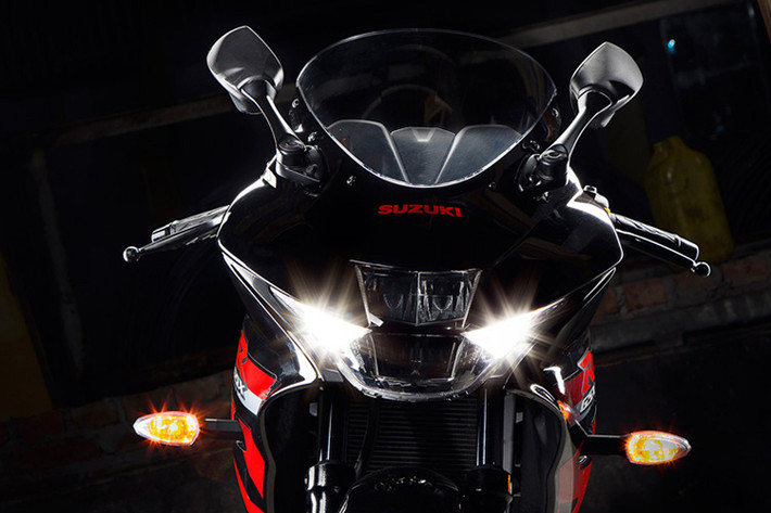 GSX-R150 bản mới sở hữu đèn pha với thiết kế sắc sảo hơn nhiều. Đặc biệt, đèn pha này cũng được hãng tích hợp công nghệ chiếu sáng LED, giúp tiết kiệm năng lượng hơn bên cạnh vẻ hiện đại. Xe có trọng lượng chỉ ở mức 131 kg, có tỷ số công suất/trọng lượng tốt nhất phân khúc môtô thể thao 150cc hơn cả đối thủ Yamaha R15 tại Việt Nam.