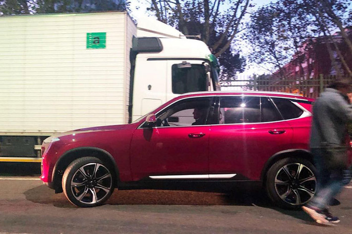 Mẫu sedan sẽ chỉ có 1 lựa chọn động cơ N20 mức công suất 174 mã lực. Còn mẫu SUV VinFast sẽ có 2 tùy chọn mức công suất 174 mã lực hoặc 228 mã lực. Bên cạnh đó, mẫu SUV cũng có 2 cấu hình dẫn động cầu sau (RWD) hoặc 4 bánh toàn thời gian (AWD). Mẫu sedan VinFast thì chỉ có duy nhất cấu hình dẫn động cầu sau.