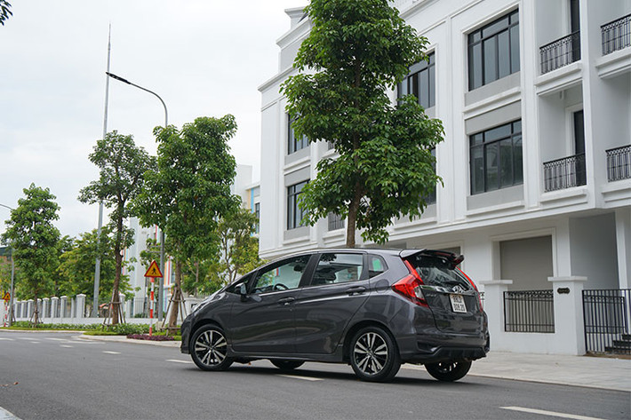 Một điểm thú vị nữa trên các dòng xe Honda đó chính là chế độ tiết kiệm nhiên liệu ECON. Theo đó ở chế độ này, hệ thống sẽ tính toán và điều chỉnh hoạt động của xe để tối đa hóa khả năng tiết kiệm nhiên liệu và chế độ ECO coaching giúp người lái điều khiển xe với hiệu quả nhiên liệu cao hơn thông qua việc thay đổi dải màu sắc hiển thị trên đồng hồ trung tâm. Tất cả tạo nên hiệu quả tiêu thụ nhiên liệu tối ưu nhất.