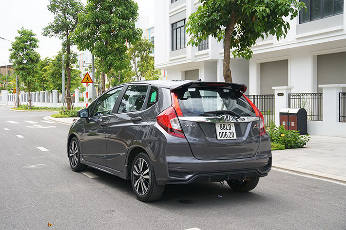 Phần thân Honda Jazz 2018 cũng chứa đựng những nếp gấp tương tự như "người anh em" sedan Honda City mới. Tuy nhiên, đường dập nổi chạy dọc từ vè bánh trước kèo dài qua tay nắm cửa và vuốt đến cụm đèn hậu thay vì nằm dưới tay nắm cửa. Cạnh dưới thân xe cũng có một đường gân đối xứng ngược lại giúp cho phần hông xe trở nên cân đối hơn.