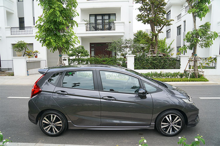 Là một mẫu hatchback dành cho đô thị, xe sở hữu kích thước tổng thể dài x rộng x cao của mẫu xe này là 3.989 x 1.694 x 1.524 (mm), cùng với chiều dài cơ sở 2.530 mm. Nếu so với Honda City 2018, Honda Jazz có chiều dài tổng thể và chiều dài cơ sở ngắn hơn. Nhờ đó, mẫu xe này sẽ thuận tiện hơn khi di chuyển trong phố hoặc khi đưa xe vào bãi đỗ.