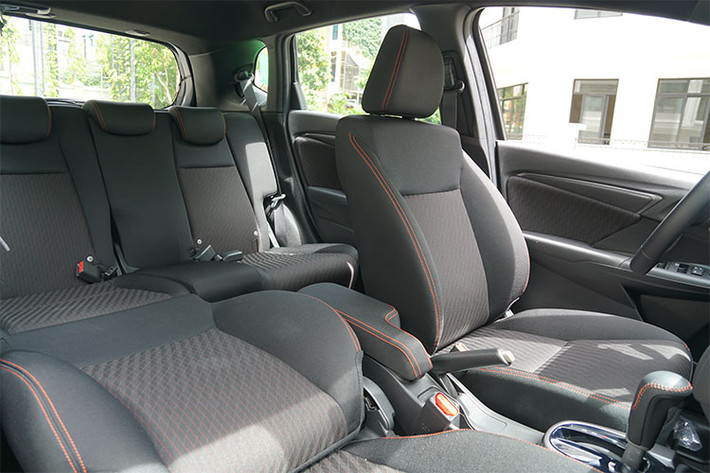 Hệ thống điều hòa trên Honda Jazz 2018 cũng hoạt động khá ổn định. Phiên bản V chỉ trang bị điều hòa chỉnh tay thông thường, hai phiên bản cao cấp hơn được trang bị hệ thống điều hòa tự động điều chỉnh bằng cảm ứng. Tính năng mặc dù hiện đại, nhưng ít nhiều chúng ta sẽ phải để mắt đến khi thay đổi nhiệt độ hay tốc độ quạt gió của Honda Jazz VX và RS, từ đó gián tiếp gây mất tập trung khi lái xe.