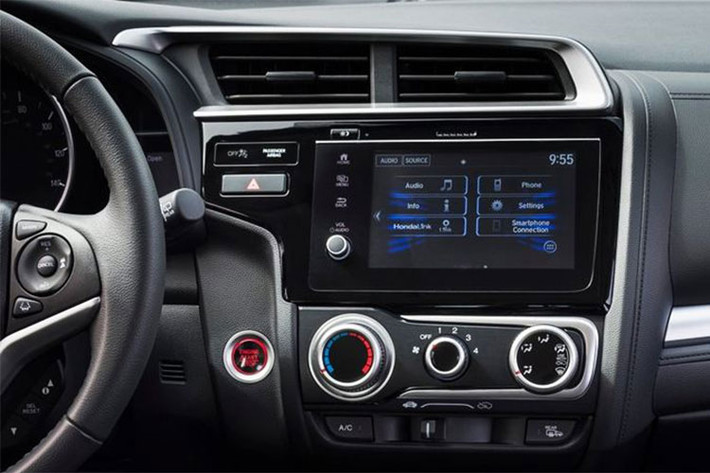 Xe được trang bị chìa khóa thông minh Smart Entry, riêng hai phiên bản cao cấp hơn VX và RS sẽ được trang bị thêm lẫy chuyển số, cùng tính năng điều khiển hành trình cruise control. Bảng điều khiển trung tâm của xe với màn hình cảm ứng 7 inch, hỗ trợ kết nối smartphone, HDMI hay USB. Camera lùi cũng được hiển thị trên màn hình này.