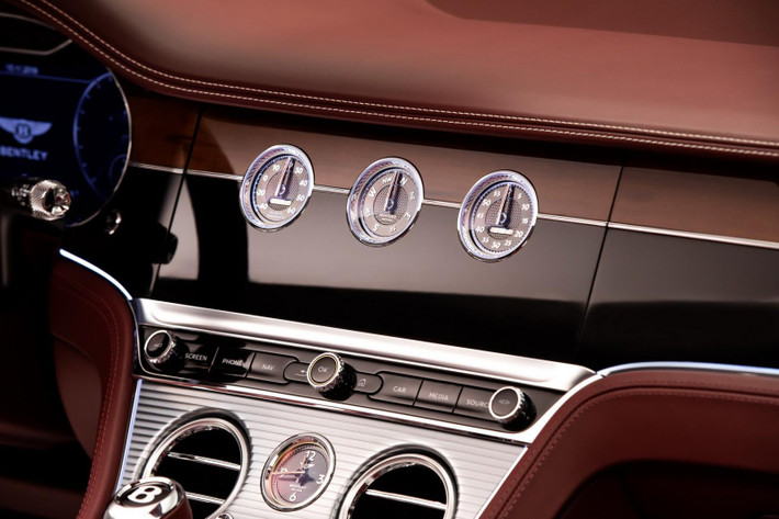Theo hãng Bentley cho biết, phiên bản Continental GTC 2020 mới này được đánh giá là "mẫu xe grand touring mui trần sang trọng đỉnh cao". Để xứng với lời miêu tả này, Bentley Continental GTC 2020 được trang bị nội thất bọc da chất lượng cao, gỗ ốp với nguồn gốc bền vững...