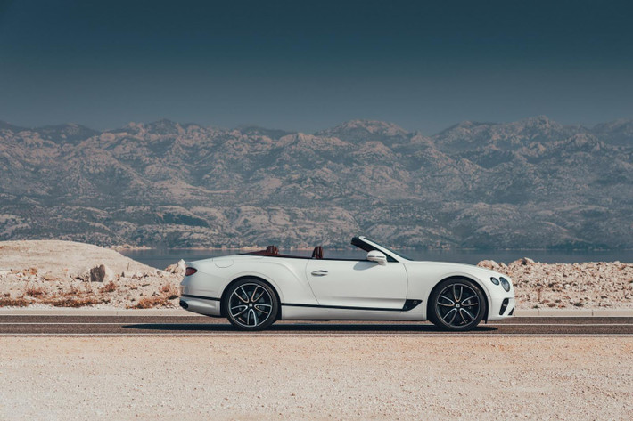 Theo hãng siêu xe sang Bentley, hệ thống mui nỉ của mẫu Continental GTC 2020 mới này đã được nâng cấp đáng kể so với phiên bản cũ, giúp giảm 3 decibel tiếng ồn lọt vào bên trong nội thất.