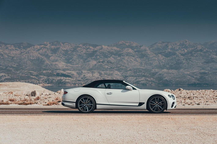 Sức mạnh động cơ cho phép Bentley Continental GTC 2020 tăng tốc từ 0-100 km/h trong thời gian chỉ 3,8 giây, chậm hơn khoảng 1/10 giây so với phiên bản coupe. Trong khi đó, vận tốc tối đa của Bentley Continental GTC 2020 cũng là 333 km/h như phiên bản coupe dù nặng hơn đến 160 kg vì hệ thống mui nỉ gập chỉnh điện hình chữ Z.