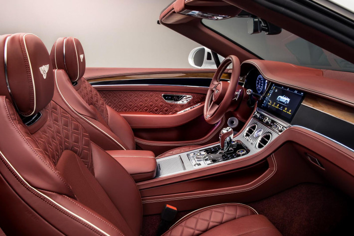 Chưa hết, mẫu siêu xe sang thể thao Bentley Continental GTC 2020 còn sở hữu cấu trúc rắn chắc hơn 5% mà lại nhẹ hơn 20% nhờ việc sử dụng cơ sở gầm bệ bằng nhôm và thép cường độ cao.
