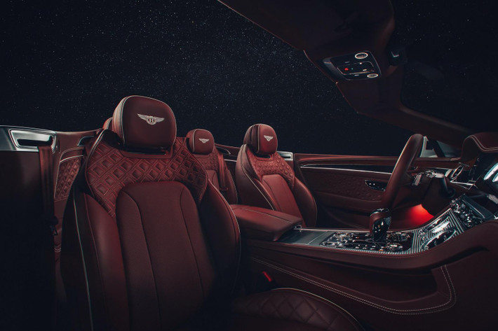 Khi có mặt trên thị trường, Bentley Continental GTC 2020 được trang bị 3 loại hệ thống âm thanh. Hệ thống âm thanh tiêu chuẩn là loại 10 loa với công suất 650 W. Thứ hai là hệ thống âm thanh Bang & Olufsen 16 loa với công suất 1.500 W. Cao cấp nhất là hệ thống âm thanh Naim với 18 loa và công suất 2.200 W.