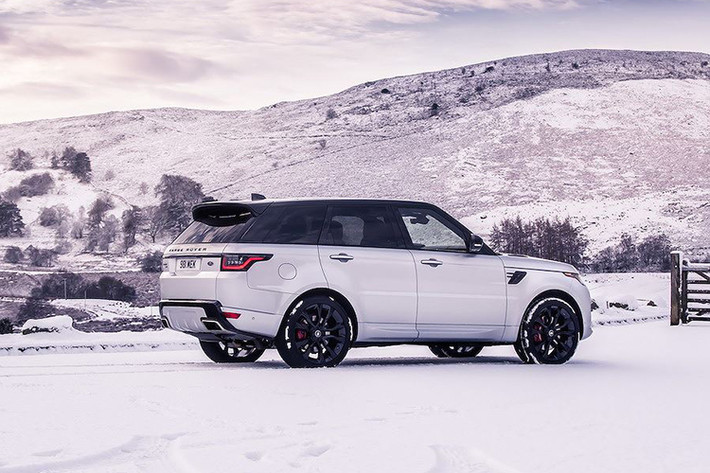 Không chỉ là mẫu xe mild hybrid đầu tiên tới từ Jaguar Land Rover, Range Rover Sport HST cũng đồng thời là dòng xe tiên phong được trang bị động cơ 6 xi-lanh thẳng hàng 3.0l Ingenium hoàn toàn mới. Cỗ máy này giúp chiếc xe tăng cường hiệu suất, sự tinh tế và phản ứng linh hoạt, khả năng cân bằng tốt hơn cùng với việc tiết kiệm nhiên liệu được cải thiện đáng kể so với động cơ xăng V6 trước đây.