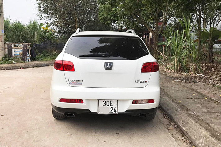 Ngoài ra, toàn bộ hệ thống đèn phanh, đèn hậu của xe đều sử dụng dạng LED tiên tiến có khả năng tương phản cao. Cửa sổ trời, cửa hậu chỉnh điện, vành mâm đúc 18 inch, gương chỉnh điện tích hợp đèn báo rẽ… là những trang thiết bị tiêu chuẩn có trên xe.