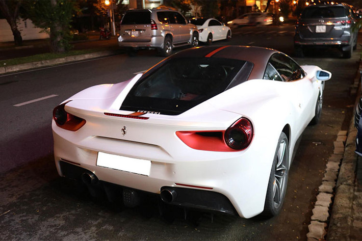 Tại thị trường Việt Nam có khoảng 4 chiếc Ferrari 488 GTB mang ngoại thất trắng muốt, ngoài chiếc xe trong bài viết này, còn có 1 chiếc khác định cư tại Hải Phòng, 1 chiếc còn lại có "hộ khẩu" Tiền Giang, Sài Gòn và Hà Nội. Đây được xem là chiếc 488 GTB thứ ba xuất hiện tại Việt Nam.
