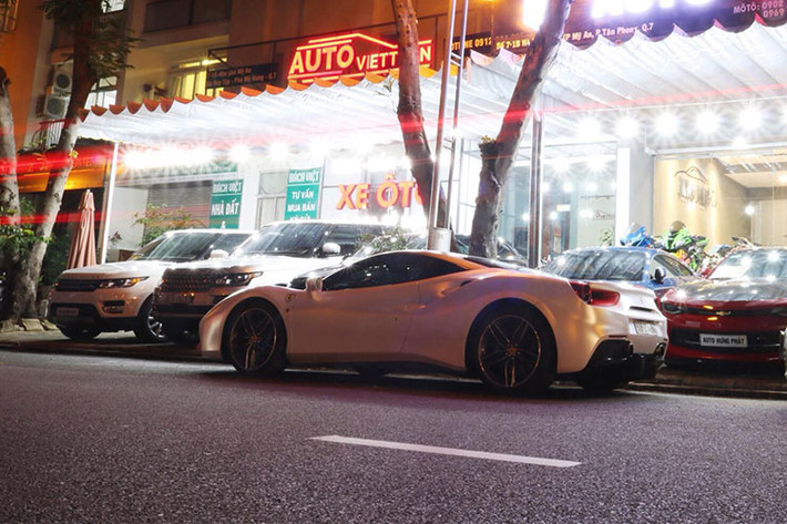 Điểm nhấn trên Ferrari 488 GTB màu trắng nhám có các hoạ tiết màu đỏ bắt mắt ở cản va trướchay các hốc ở đèn hậu. Chưa dừng lại đó, mui xe của chiếc 488 GTB được dán lại màu đen nhám, cuối cùng là đường sọc màu đỏ-đen chạy dài từ nắp capô, lên trần và kết thúc đuôi xe.