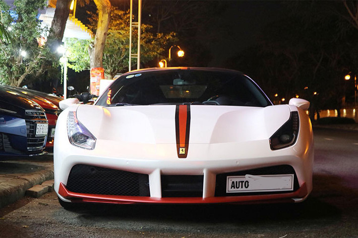 Được biết, trước khi thay đổi sang bộ áo màu trắng nhám bằng đề-can, chiếc siêu xe Ferrari 488 GTB này nguyên bản có màu sơn trắng muốt. Giá bán của siêu ngựa Ferrari 488 GTB này lúc mới về thị trường Việt Nam được các showroom xe nhập chào bán với giá từ 14 đến 16 tỷ đồng.