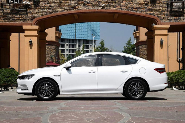 Được thiết kế bởi ông Wolfgang Egger, cựu giám đốc thiết kế của Audi, không có gì bất ngờ khi Qin Pro trở thành mẫu sedan BYD đẹp mắt nhất từ trước tới nay. Theo sự chia sẻ của nhà sản xuất, nó được chế tạo trên một ngôn ngữ thiết kế mới có cái tên rất kêu là “Dragon Pace”.