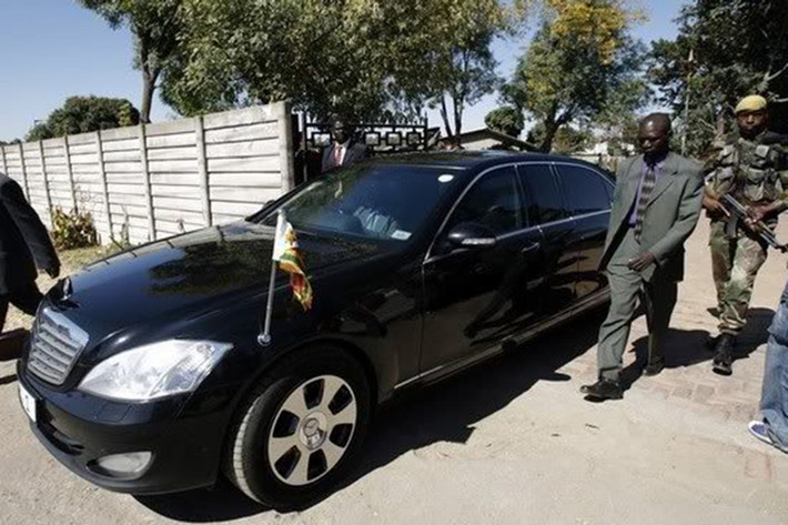 Cựu tổng thống Zimbabwe nổi tiếng giàu có khi sở hữu bộ sưu tập siêu xe và xe sang với tổng giá trị hơn 11 triệu USD. Gia đình ông là fan cuồng của thương hiệu siêu xe sang Rolls-Royce khi sở hữu tổng cộng 4 chiếc.
