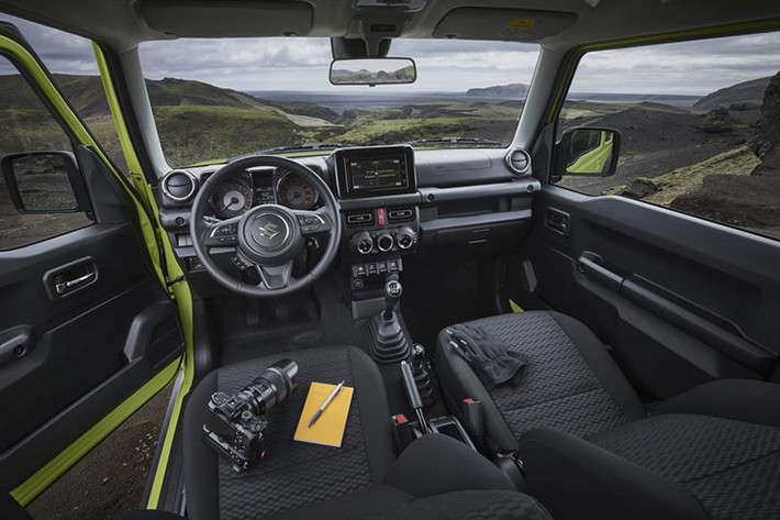 Chiếc xe bán tải Suzuki Jimny có lưới tản nhiệt trước cùng màu với thân xe, cản trước lắp sẵn móc kéo và được thiết kế hầm hố, cùng dàn đèn LED lắp trên nóc xe. Các chi tiết nội thất bên trong dự tính không thay đổi nhiều so với phiên bản địa hình cỡ nhỏ đang bán ra tren thị trường thế giới.