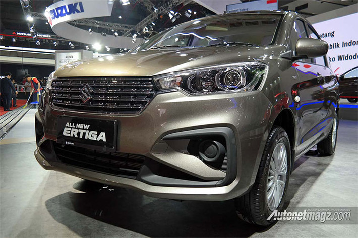 Về ngoại thất, hãng xe hơi Suzuki đã tái thiết kế lại hoàn toàn cho Ertiga phiên bản 2018, phần đầu xe hiện đại hơn thế hệ cũ với lưới tản nhiệt cỡ lớn mạ chrome được nối liền với cụm đèn pha bi-xenon (thay thế cho đèn halogen cũ). Cản trước được thiết kế sắc sảo hơn.