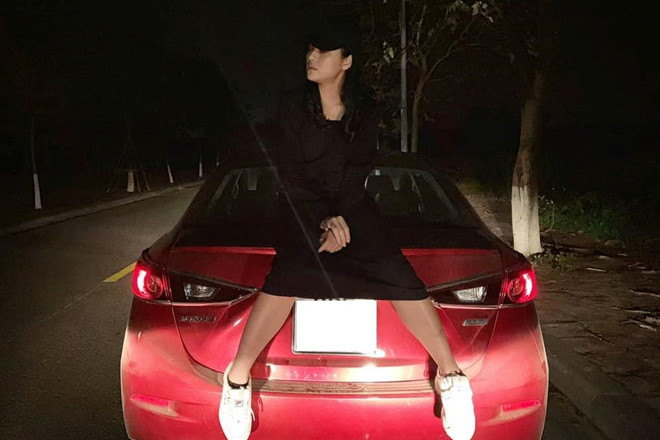Diễn viên Thu Quỳnh (vai Huệ) cũng sở hữu một chiếc Mazda 3 màu đỏ đậm. Mazda 3 đang là mẫu xe có doanh số đứng đầu trong phân khúc xe hạng C tại Việt Nam. Mazda 3 hiện được phân phối với 3 phiên bản, có giá từ 659 triệu đồng đến 750 triệu đồng.