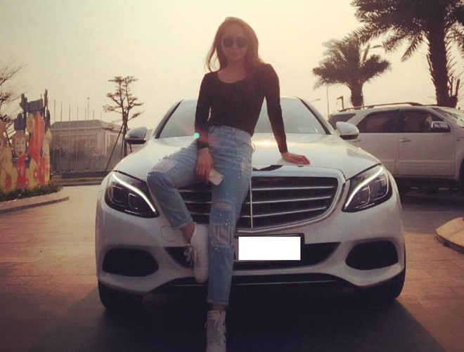 "Về nhà đi con" là phim đánh dấu sự trở lại của Quỳnh Nga sau nhiều năm vắng bóng. Vai diễn của Quỳnh Nga khá quan trọng vì là tâm điểm của mối quan hệ tay ba gồm Thư, Vũ và Nhã. Ở ngoài đời, Quỳnh Nga sở hữu chiếc Mercedes-Benz C250 Exclusive đời 2018. Trước đó, "cá sấu chúa" từng sử dụng một chiếc Lexus LS460 vào năm 2015.