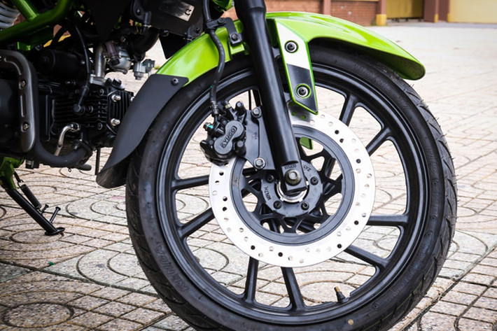 Xe được trang bị bộ vành la-zăng 17 inch, 5 chấu kép cho cả bánh trước và sau cùng với lốp không săm. Kết hợp cùng với đó là phanh đĩa 276mm và phuộc ống lồng phía trước. Phía sau là phanh dạng tang trống.