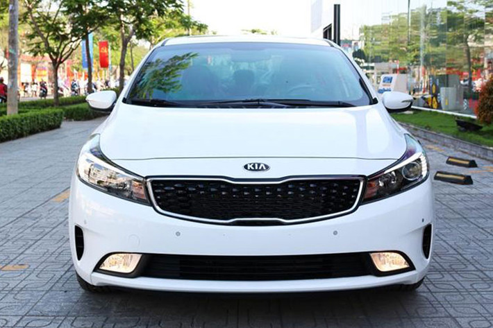 Về ngoại thất, Kia Cerato S 2018 mới sẽ vẫn sở hữu cụm đèn LED chạy ban ngày liền mạch với mặt ga-lăng mạ chrome, tạo nên sự sang trọng và hiện đại. Cản trước được mở rộng cùng hốc gió thể thao, đèn sương mù được hạ thấp hơn mang đến vẻ bệ vệ cứng cáp cho xe.