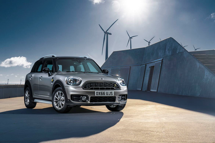 MINI Cooper S E Countryman ALL4 là mẫu xe thương mại đầu tiên của thương hiệu MINI sử dụng động cơ lai xăng-điện, đánh dấu lần đầu tiên hãng xe Anh quốc bước chân vào phân khúc này trên thị trường Thế giới.