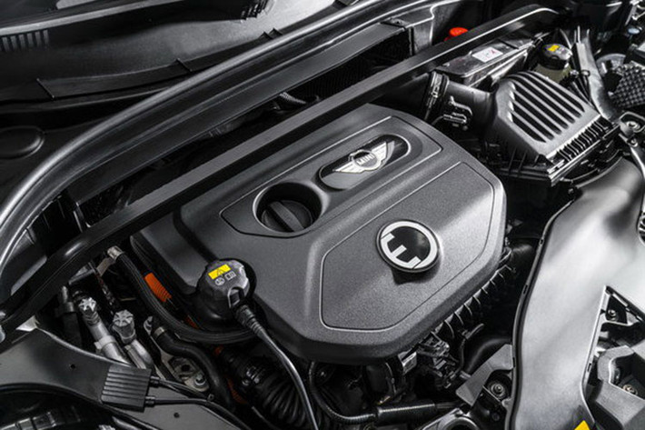 Chọn chế độ chạy điện hoàn toàn thông qua nút điều khiển eDRIVE, chiếc xe có thể đạt tốc độ tối đa 125km/h và có thể di chuyển phạm vi tối đa 40 km trong 1 lần sạc. Toàn bộ điện năng cung cấp cho 2 động cơ điện từ gói pin lithium ion đặt dưới hàng ghế sau của xe. Thời gian sạc đầy gói pin qua các cổng sạc tiêu chuẩn mất từ 2:15-03:15 giờ.